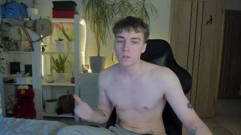 Snapshot of slippery_baby chatting on 8, 2, 2025 Mila online show from 8, 2, 2025