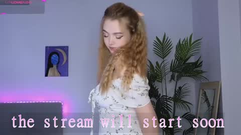 Snapshot of small_blondee chatting on 21, 1, 2025 Emily online show from 21, 1, 2025