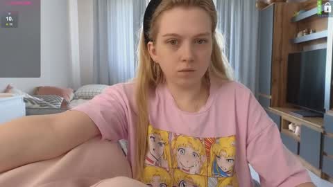 Snapshot of small_blondee chatting on 21, 10, 2025 Emily online show from 21, 10, 2025