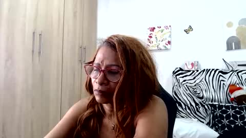Snapshot of smilet_milf chatting on 4, 6, 2026 Smileth online show from 4, 6, 2026