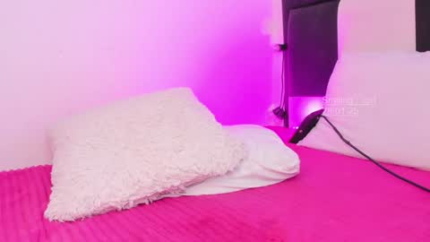 Snapshot of smiling__girl chatting on 28, 1, 2025 online show from 28, 1, 2025
