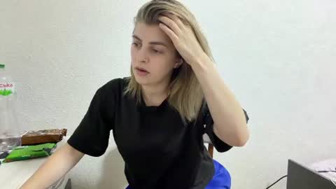Snapshot of snow_queen_05 chatting on 12, 7, 2026 Emma online show from 12, 7, 2026