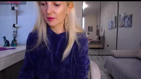 Snapshot of so_sexy_monna chatting on 2, 10, 2025 Monna online show from 2, 10, 2025