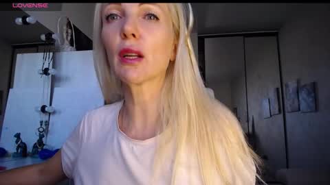Snapshot of so_sexy_monna chatting on 4, 10, 2025 Monna online show from 4, 10, 2025