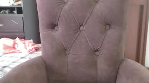 Sofa Castellanos online show from 14, 5, 2026