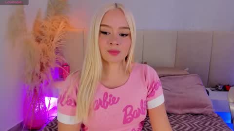 Snapshot of sofia_pamela chatting on 12, 9, 2025 SOFIA PAMELA online show from 12, 9, 2025