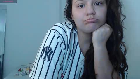 Snapshot of sofiamooon_ chatting on 22, 12, 2025 sofiamooon_ online show from 22, 12, 2025