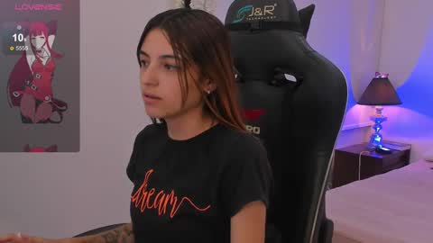 Snapshot of sofiarouge_ chatting on 7, 3, 2025 Sofia Help me reach 5K followers online show from 7, 3, 2025