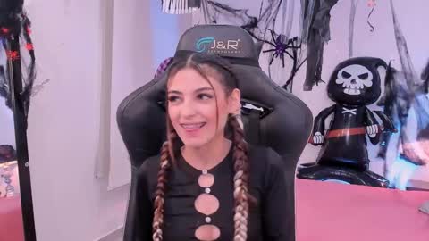 Snapshot of sofiarouge_ chatting on 16, 10, 2025 Sofia Help me reach 5K followers online show from 16, 10, 2025