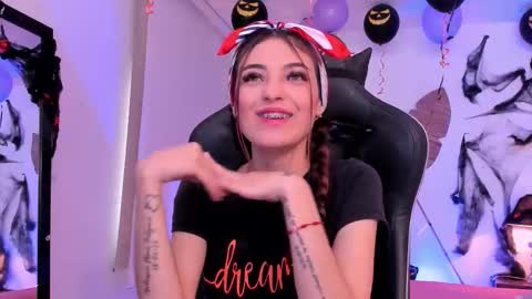 Snapshot of sofiarouge_ chatting on 20, 10, 2025 Sofia Help me reach 5K followers online show from 20, 10, 2025