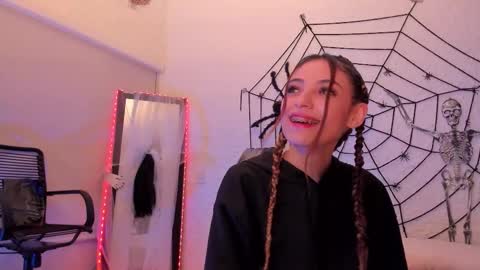 Snapshot of sofiarouge_ chatting on 23, 10, 2025 Sofia Help me reach 5K followers online show from 23, 10, 2025