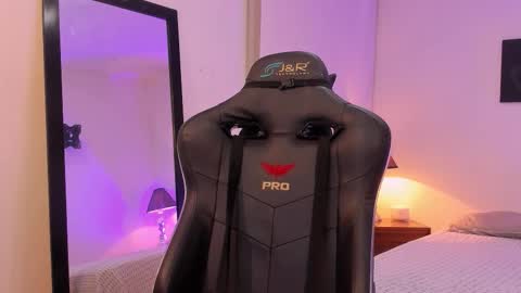 Snapshot of sofiarouge_ chatting on 14, 11, 2025 Sofia Help me reach 5K followers online show from 14, 11, 2025