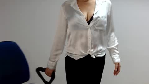 Snapshot of sofie_velvet chatting on 6, 2, 2025 Sofie Velvet online show from 6, 2, 2025
