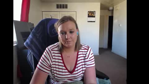 Snapshot of softerpeaches chatting on 6, 11, 2025 Rose online show from 6, 11, 2025