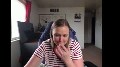 Snapshot of softerpeaches chatting on 18, 11, 2025 Rose online show from 18, 11, 2025