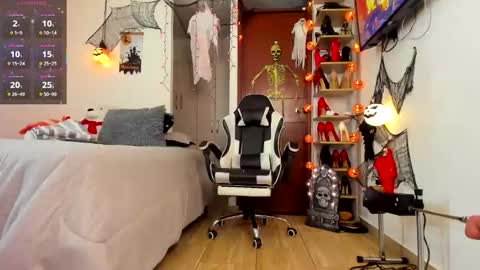 sophiebaker__ online show from 4, 10, 2025