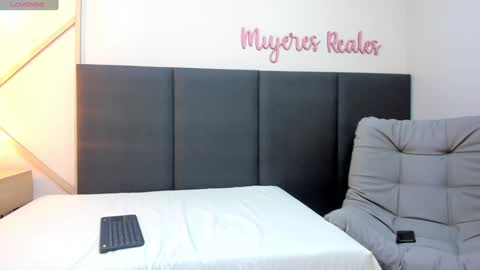 Snapshot of sophieharris__ chatting on 13, 12, 2024 sophieharris__ online show from 13, 12, 2024