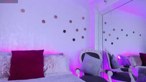 SophyJones online show from 4, 11, 2025