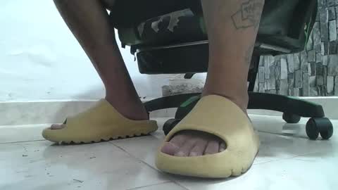 Snapshot of srfindomfeet_ chatting on 11, 6, 2026 sr master cum its my old account online show from 11, 6, 2026