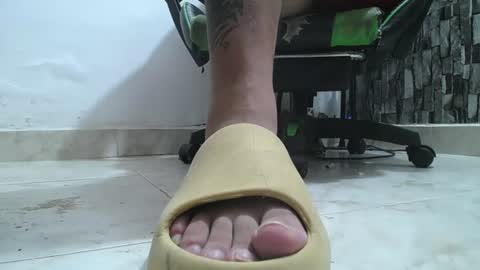 Snapshot of srfindomfeet_ chatting on 17, 6, 2026 sr master cum its my old account online show from 17, 6, 2026