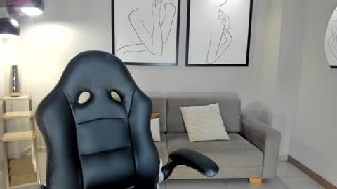 Stacy Woods online show from 28, 1, 2025