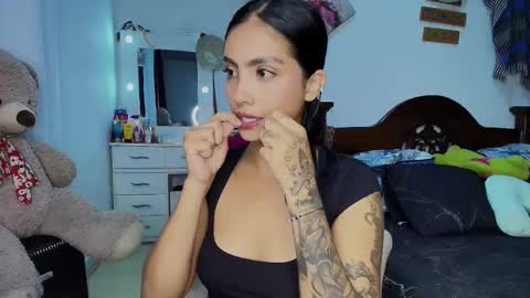 Im MiaIts my first day here  online show from 10, 10, 2025
