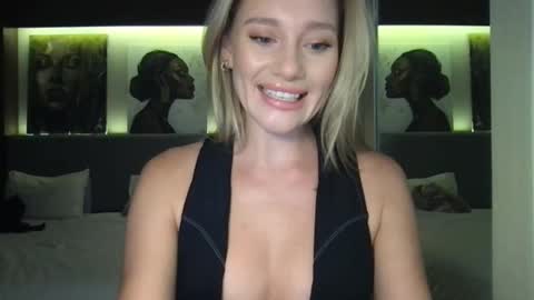 Snapshot of stella_loveu chatting on 4, 10, 2025 Stella online show from 4, 10, 2025