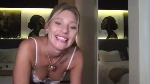 Snapshot of stella_loveu chatting on 22, 10, 2025 Stella online show from 22, 10, 2025