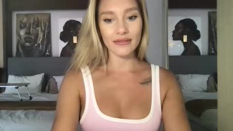 Snapshot of stella_loveu chatting on 3, 11, 2025 Stella online show from 3, 11, 2025