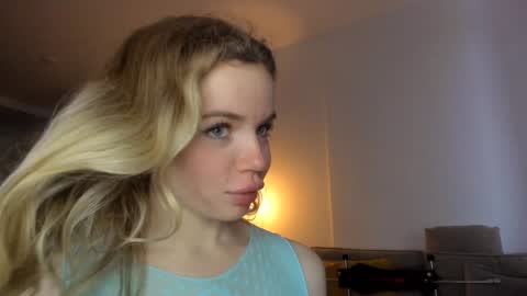Snapshot of stella_vans chatting on 15, 12, 2024 Asella online show from 15, 12, 2024