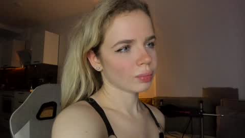 Snapshot of stella_vans chatting on 24, 12, 2024 Asella online show from 24, 12, 2024