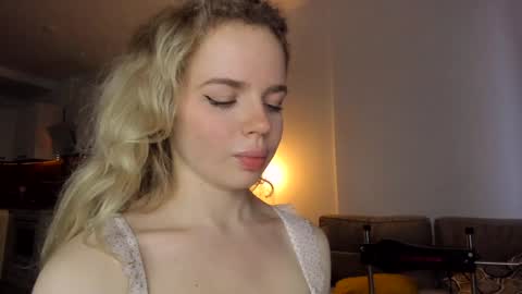 Snapshot of stella_vans chatting on 29, 12, 2024 Asella online show from 29, 12, 2024