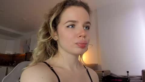 Snapshot of stella_vans chatting on 5, 3, 2025 Asella online show from 5, 3, 2025