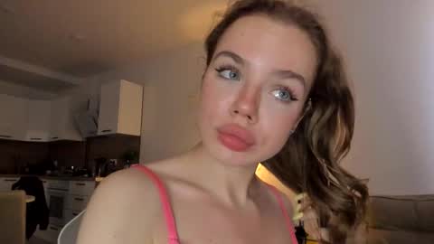 Snapshot of stella_vans chatting on 17, 9, 2025 Asella online show from 17, 9, 2025