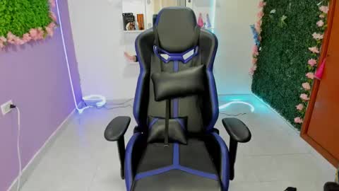 Snapshot of steven_emily chatting on 5, 2, 2025 steven_emily online show from 5, 2, 2025