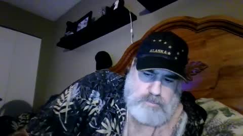 Snapshot of straightbear4you chatting on 10, 6, 2026 Straightbear4you online show from 10, 6, 2026