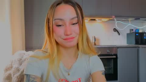 Snapshot of strawberrypie99 chatting on 9, 5, 2026 Tati and Lola online show from 9, 5, 2026