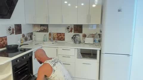 Strong Arni online show from 8, 2, 2025