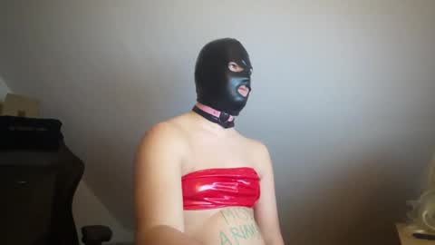 Snapshot of submissive_ben chatting on 16, 2, 2025 Louises property Dominatfox online show from 16, 2, 2025