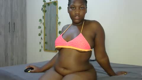 Snapshot of sucker_queen chatting on 28, 2, 2025 Beverly online show from 28, 2, 2025