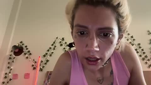 Snapshot of suki_with_the_good_coochie chatting on 10, 7, 2026 Asian and a white online show from 10, 7, 2026