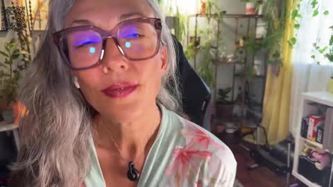Snapshot of sunnie_dayz chatting on 9, 9, 2025 Hi Im Sunnie - Next show Friday August 1 online show from 9, 9, 2025