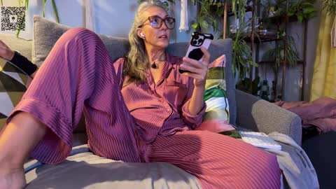 Snapshot of sunnie_dayz chatting on 24, 9, 2025 Hi Im Sunnie - Next show Friday August 1 online show from 24, 9, 2025