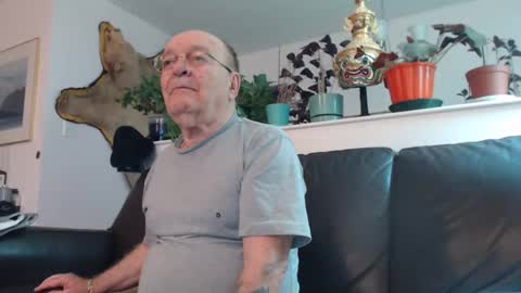 Snapshot of suv1 chatting on 25, 12, 2024 Otto online show from 25, 12, 2024