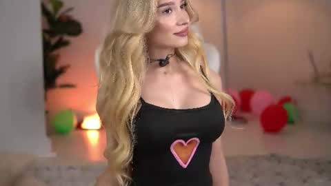 Snapshot of svveetluna chatting on 19, 6, 2026 SweetLuna online show from 19, 6, 2026