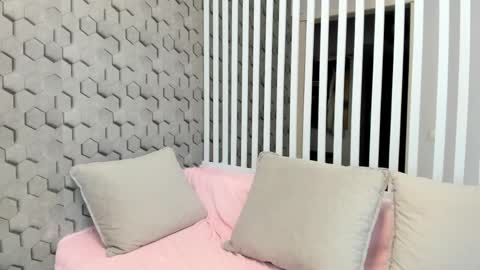 sweeety_peach online show from 25, 5, 2026