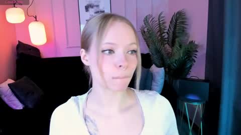 Snapshot of sweet_lucile chatting on 24, 4, 2026 Lucy online show from 24, 4, 2026