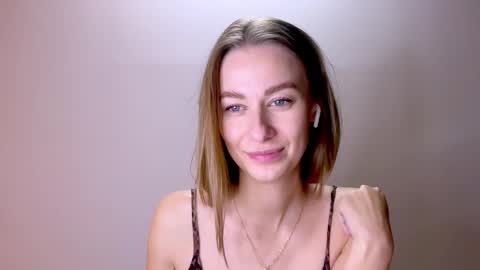 Snapshot of sweet_mia_91 chatting on 8, 3, 2025 Mia online show from 8, 3, 2025