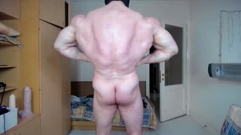 Snapshot of sweetmuscles_boy chatting on 11, 6, 2026 Lorenzo online show from 11, 6, 2026