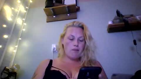 Snapshot of sweetsinz_ chatting on 2, 10, 2025 sweetsinz_ online show from 2, 10, 2025